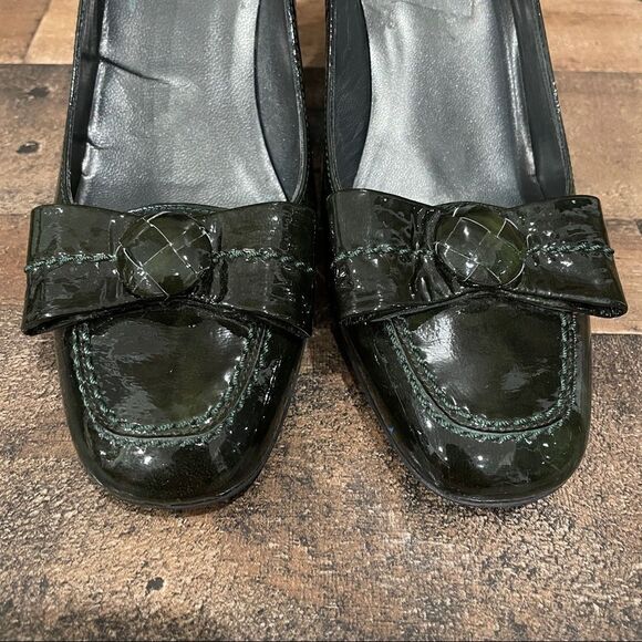 Stuart Weitzman Chesterfield Dark Green Patent Leather Heels With Bows Size 6 - Picture 4 of 11